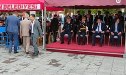 Zafer Bayramı'nda komutan ayakta kaldı koltuğuna AK Parti'li başkan oturdu