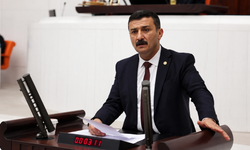 İYİ Partili Türkoğlu’ndan Meclis’te kürsü eylemi: “Şehit ailelerine ne diyeceksiniz?”