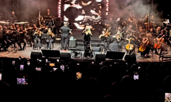 Hande Yener Bursa’yı Sezen Aksu şarkılarıyla salladı