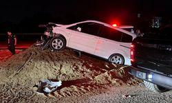 Bursa'da seyir halindeki otomobil kum rampasında asılı kaldı