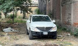 Bursa'da kendini otomobile kilitleyen kadın ekiplere zor anlar yaşattı