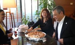 Özgür Özel’in “börek” görüntüleri gündem olmuştu: Ertesi sabah aynı sofraya oturdular