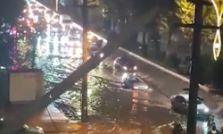 Ankara'da yollar göle döndü: Araçlar mahsur kaldı