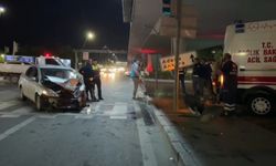 Hasta taşıyan ambulans otomobille çarpıştı: 6 kişi yaralandı