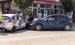Bursa'da iki otomobil kafa kafa çarpıştı: 3 kişi yaralandı