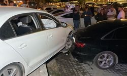 Park halindeki araca çarptı, motosiklet de devrildi: 5 yaralı