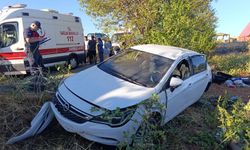 Uşak’ta otomobil tarlaya devrildi, 6 kişi yaralandı