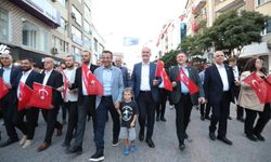 İnegöl’de 104 yıllık gurur sokaklara taştı: Binlerce kişi bayraklarla yürüdü