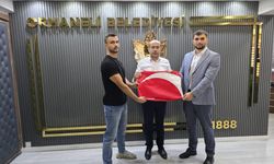 Bursalı gençlerden örnek davranış: Yıpranan Türk bayrağını yenilediler