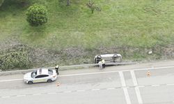 Bursa’da yağışlı yolda kaza: Otomobil yan yattı