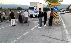 Bursa’da çarpmamak için manevra yaptı: Otomobil devrildi