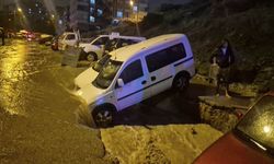 Sağanak yolu çökertti: Onlarca araç çukurda kaldı
