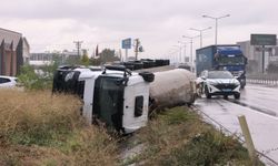 İnegöl'de yağış kazayı beraberinde getirdi: Tuz yüklü tanker kanala devrildi