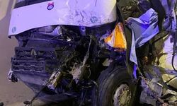 Kamyonetten sarkan malzeme tırlara çarptı: 1 kişi öldü