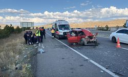 Sivas-Kayseri yolunda otomobil tıra arkadan çarptı: 6 yaralı