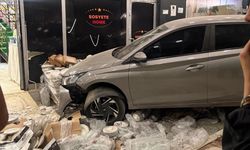 Adana’da şaşkına çeviren kaza: İki otomobil aynı mağazaya girdi