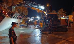Tır durağa devrildi: 2 kişi hayatını kaybetti