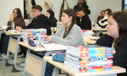 Yenişehir’de üniversite adaylarına 3 bin kitap desteği