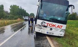 Seyir halindeki otobüs kamyonete çarptı: 1'i ağır 2 kişi yaralandı