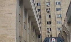 9. kattaki cama çıktı, polis ekiplerinin ikna çalışmasıyla indirildi