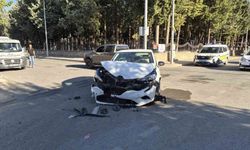 Adıyaman'da 2 otomobil çarpıştı: 1 yaralı