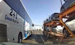 Ani şerit değişikliği faciaya davetiye çıkardı: Kazaya ramak kala