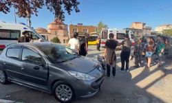 Araca çarpmamak için manevra yapan motosikletteki 2 genç yaralandı