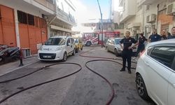Arazözler park eden araçlar yüzünden yanan binaya ulaşamadı