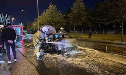 Bakırköy'de otomobil alev topuna döndü