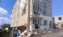 Bandırma'da apartman yangını itfaiye ekiplerince söndürüldü
