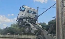 Başüstü levhaya çarpan kamyon şaha kalktı