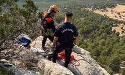 Burdur'da 3 gündür sarp arazide mahsur kalan 6 küçükbaş hayvan ekipler tarafından kurtarıldı