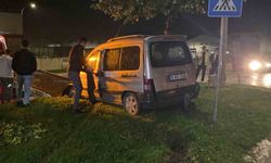 Bursa'da kontrolden çıkan araç ağaca çarptı: 2 yaralı
