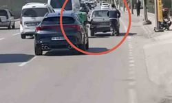 Bursa'da motokuryeden arızalanan otomobili itmek için ilginç yöntem