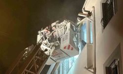 Çorum'da alevlerin sardığı apartman dairesinde mahsur kalan 7 kişi itfaiye merdiveniyle kurtarıldı