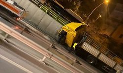 D-100'de tır duvara çarptı, sürücü yaralandı