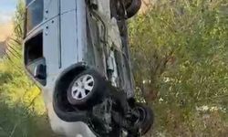 Dereye uçan araç, iş makinesiyle çıkarıldı