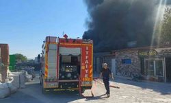 Edremit Yolören'de korkutan yangın: 5 iş yeri zarar gördü