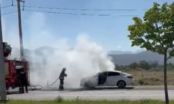 Erzincan'da bakım için servise götürülen otomobil yandı