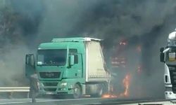 Esenyurt TEM Otoyolunda tır bilinmeyen bir nedenle alev alev yanmaya başladı. Olay yerine itfaiye ekipleri sevk edildi.
