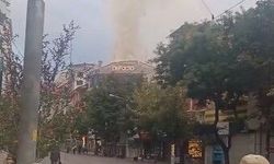 Eskişehir'de giyim mağazasının çatısında yangın çıktı