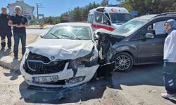 Eskişehir'de hafif ticari araç ile otomobil çarpıştı: 3'ü çocuk 7 yaralı