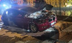 Fatih'te yanan otomobil hurdaya döndü