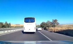 Güvenlik şeridini ihlal edip makas atan otomobil trafiği tehlikeye düşürdü