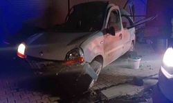 Hafif ticari araç iş yerinin gölgeliğine çarptı: 1 yaralı