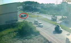 İki otomobilin kavşakta çarpışma anı kamerada