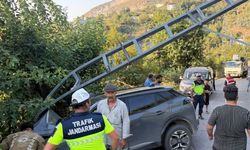 İskenderun'da elektrik direğine çarpan otomobilin sürücüsü yaralandı