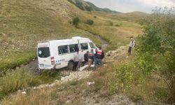 İspir'de yolcu minibüsü şarampole devrildi: 3 yaralı