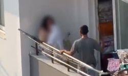 Kadını balkonda sopa ile darp etti