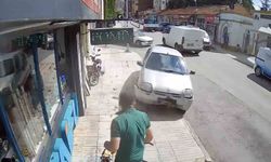 Kaldırıma çıkan otomobilin altında kalmaktan dubalar sayesinde kurtuldu: O anlar kamerada